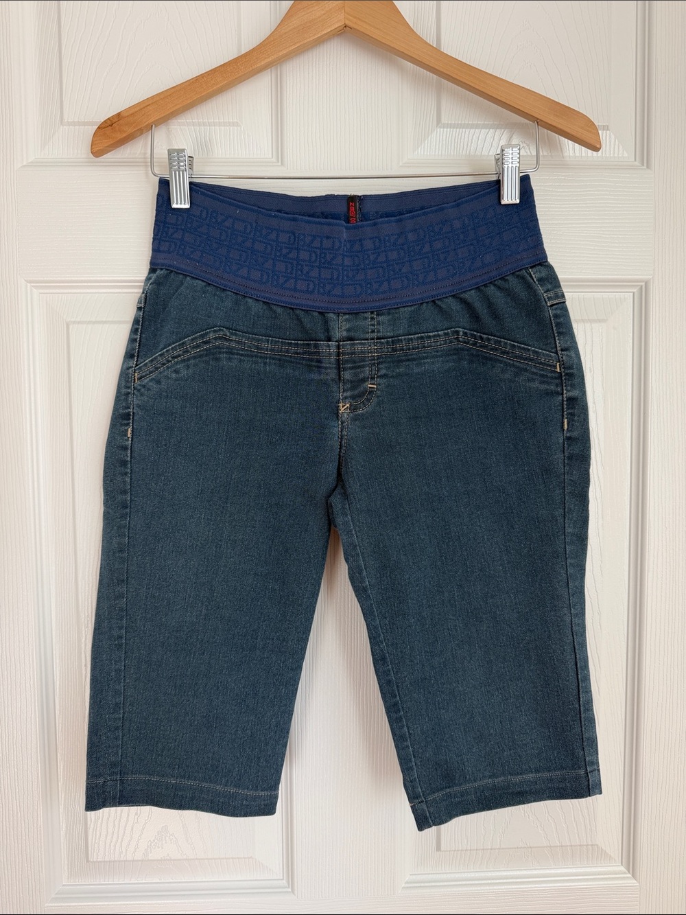 DBZ Sport Women’s Denim Bermuda Shorts Size 40 Blue Stretch Embroidered Pockets
